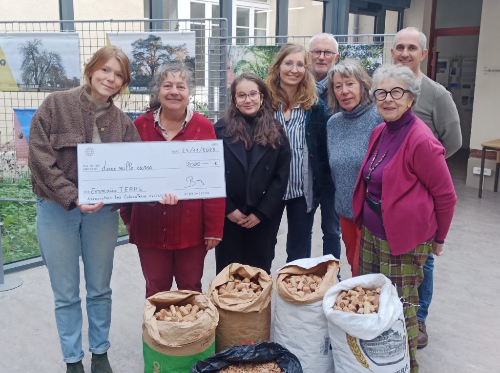 Laura avec des bénévoles des ColocaTerre et de Vitré-Tuvalu, plus deux personnes représentant les Biocoops où nous collectons beaucoup de bouchons.